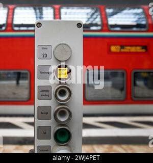 Technologie ferroviaire sur le quai 23 devant les trains locaux, gare principale, Francfort-sur-le-main, Allemagne Banque D'Images