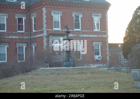 Concord, ma, États-Unis. 9 février 2024. MCI Concord, Massachusetts Correctional Institute, Concord, une prison à sécurité moyenne fermera en juin prochain, le nombre de détenus ayant chuté à un minimum de 300. Des spéculations ont surgi dans la ville historique de Concord sur ce qui remplacera la prison historique de la période victorienne fondée en 1878. (Crédit image : © Kenneth Martin/ZUMA Press Wire) USAGE ÉDITORIAL SEULEMENT! Non destiné à UN USAGE commercial ! Banque D'Images