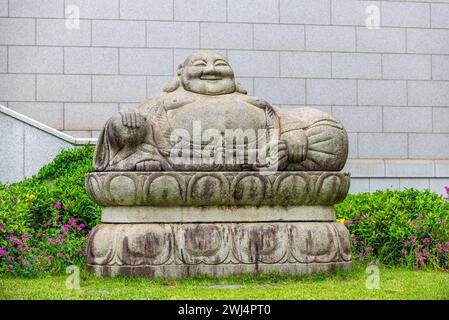 Gros bouddha souriant dans un parc, corée du Sud Banque D'Images