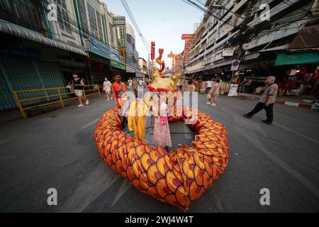 CHIANG mai, THAÏLANDE - 11 FÉVRIER 2024 : célébrez le Festival du nouvel an chinois 2024 au marché Warorot ou Chinatown à Chiang mai, Thaïlande. Banque D'Images