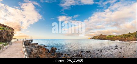 Vue panoramique sur la plage de second Valley avec jetée au coucher du soleil, Fleurieu Peninsula, Australie méridionale Banque D'Images