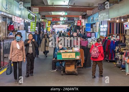 Séoul, Corée du Sud - 11 novembre 2022 : magasin de nourriture et d'ingrédients avec de nombreux touristes au marché Gwangjang Banque D'Images