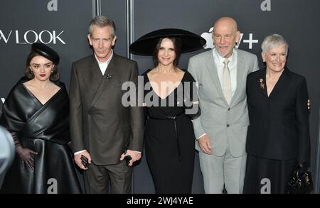 New York, États-Unis. 12 février 2024. De gauche à droite : Maisie Williams, Ben Mendelsohn, Juliette Binoche, John Malkovich et Glenn Close assistent à la création New-yorkaise de The New look au Florence Gould Hall à l’Alliance française à New York, NY, le 12 février 2024. (Photo de Stephen Smith/Sipa USA) crédit : Sipa USA/Alamy Live News Banque D'Images