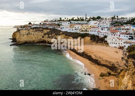 Beau village de pêcheurs de Carvoeiro et attraction touristique en Algarve, Côte Altantic, Portugal Banque D'Images