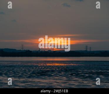 Coucher de soleil intense causé par la couche d'air saharienne au-dessus du nord de l'Allemagne, pris sur l'Elbe près de Hambourg Banque D'Images