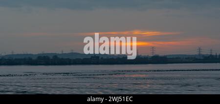 Coucher de soleil intense causé par la couche d'air saharienne au-dessus du nord de l'Allemagne, pris sur l'Elbe près de Hambourg Banque D'Images