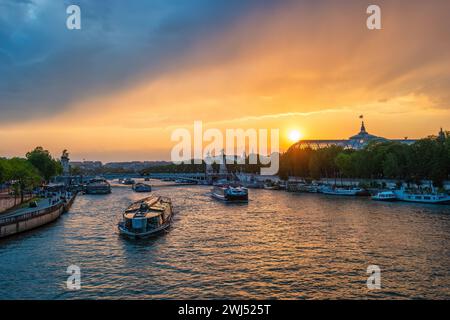 Paris France, coucher de soleil sur la Seine avec pont Alexandre III et Grand Palais Banque D'Images