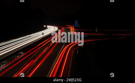 Longue exposition, feux avant blancs et arrière rouges comme bandes lumineuses de voiture la nuit Banque D'Images