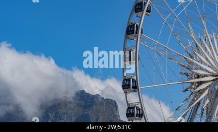 Cape Wheel Grande roue devant table Mountain au Cap en Afrique du Sud Banque D'Images