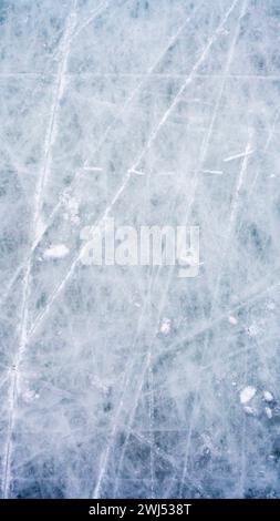 Fond de glace avec des marques de patinage et de hockey, texture bleue de la surface de la patinoire avec des rayures Banque D'Images