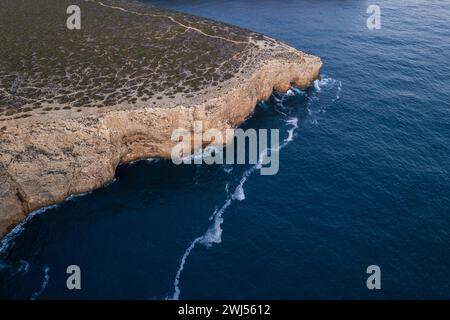 Falaises spectaculaires en Algarve, Portugal à l'océan Atlantique. Vue aérienne par drone Banque D'Images