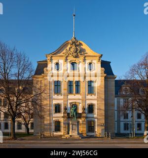 Archives d'État de basse-Saxe avec monument du général Graf von Alten, Hanovre, Allemagne, Europe Banque D'Images