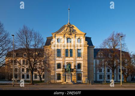 Archives d'État de basse-Saxe avec monument du général Graf von Alten, Hanovre, Allemagne, Europe Banque D'Images