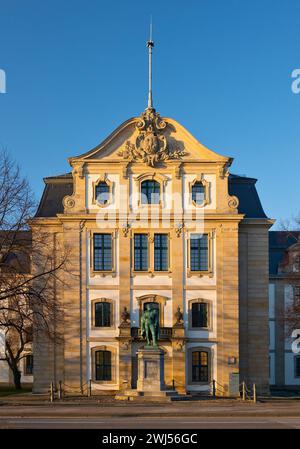 Archives d'État de basse-Saxe avec monument du général Graf von Alten, Hanovre, Allemagne, Europe Banque D'Images