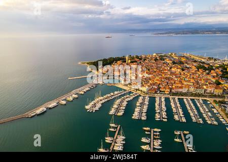 Izola paysage urbain sur la côte Adriatique de la péninsule Istrienne en Slovénie. Vue aérienne de drone Banque D'Images