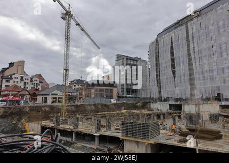 Chantier de construction avec des grues le jour sombre à Zlatibor, Serbie Banque D'Images