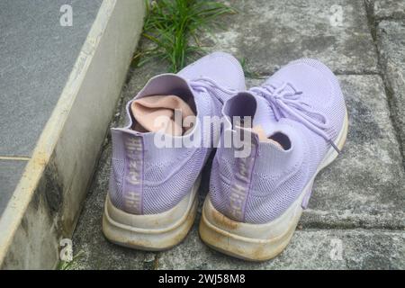 Avril 2023, une chaussure violette avec une chaussette à l'intérieur est couchée sur le sol. Banque D'Images