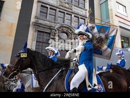 Cologne, Allemagne. 12 février 2024. Les fêtards participent au défilé du carnaval Rose Monday à Cologne, en Allemagne, le 12 février 2024. Plus d'un million de visiteurs se sont joints aux habitants de la ville allemande de Cologne lundi pour célébrer le plus grand défilé du carnaval, connu sous le nom de Rose Monday. En tant que l'un des festivals de rue les plus connus en Allemagne, le défilé du carnaval, surnommé la « cinquième saison », a eu lieu dans le centre de la ville et a été suivi par 115 000 participants costumés de centaines d'associations de carnaval. Crédit : Zhang Fan/Xinhua/Alamy Live News Banque D'Images