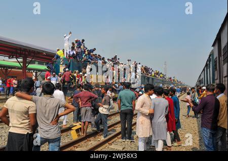 Les musulmans célèbrent l'Akheri Munajat 11 février 2024, Dhaka, Bangladesh: des milliers de fidèles musulmans rentrent chez eux dans un train surpeuplé après avoir assisté aux prières Akheri Munajat ou finales lors de la deuxième phase de Biswa Ijtema à la congrégation annuelle des musulmans à Tongi, au nord de Dhaka, dans la banlieue de Dhaka, au Bangladesh. Tongi Dhaka District Bangladesh Copyright : xMdxRafayatxHaquexKhanxxEyepixxGrx Banque D'Images