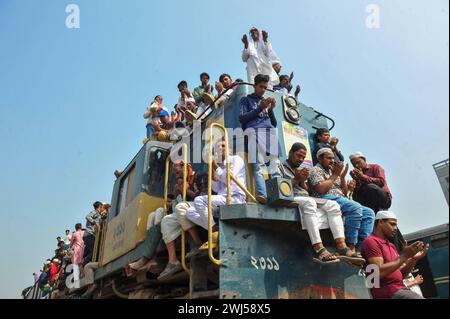 Les musulmans célèbrent l'Akheri Munajat 11 février 2024, Dhaka, Bangladesh: des milliers de fidèles musulmans rentrent chez eux dans un train surpeuplé après avoir assisté aux prières Akheri Munajat ou finales lors de la deuxième phase de Biswa Ijtema à la congrégation annuelle des musulmans à Tongi, au nord de Dhaka, dans la banlieue de Dhaka, au Bangladesh. Tongi Dhaka District Bangladesh Copyright : xMdxRafayatxHaquexKhanxxEyepixxGrx Banque D'Images