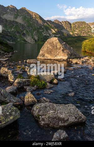 Lacs alpins Dolina Pieciu Stawow dans les montagnes Tatra, Pologne en été Banque D'Images