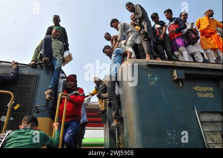 Les musulmans célèbrent l'Akheri Munajat 11 février 2024, Dhaka, Bangladesh: des milliers de fidèles musulmans rentrent chez eux dans un train surpeuplé après avoir assisté aux prières Akheri Munajat ou finales lors de la deuxième phase de Biswa Ijtema à la congrégation annuelle des musulmans à Tongi, au nord de Dhaka, dans la banlieue de Dhaka, au Bangladesh. Tongi Dhaka District Bangladesh Copyright : xMdxRafayatxHaquexKhanxxEyepixxGrx Banque D'Images