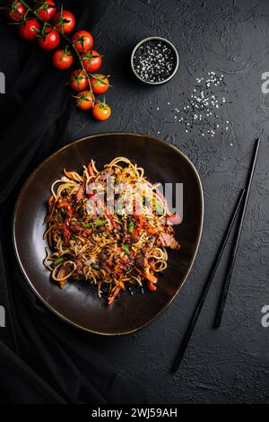 Udon japonais, soba au bœuf sur bol noir Banque D'Images