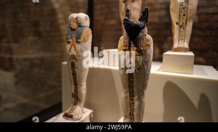 Les statues en bois des dieux égyptiens antiques exposées au Neues Museum de Berlin Banque D'Images