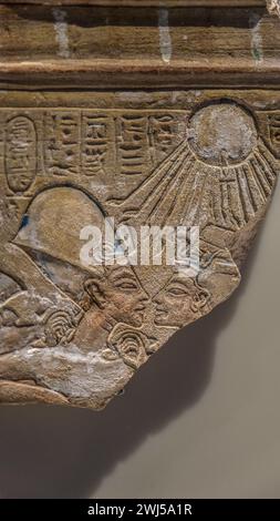 La scène de la période Amarna représentant la figure divine Aten avec Akhénaton ou Néfertiti ci-dessous Banque D'Images