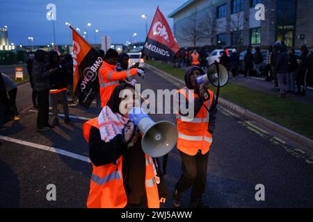 Les membres du syndicat GMB qui travaillent chez Amazon piquettent devant le site du détaillant en ligne à Coventry, alors qu'ils participent à une grève de trois jours coïncidant avec la Saint-Valentin dans leur différend de longue date sur les salaires. Date de la photo : mardi 13 février 2024. Banque D'Images