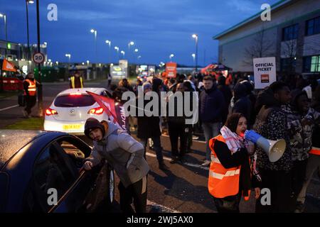 Les membres du syndicat GMB qui travaillent chez Amazon piquettent devant le site du détaillant en ligne à Coventry, alors qu'ils participent à une grève de trois jours coïncidant avec la Saint-Valentin dans leur différend de longue date sur les salaires. Date de la photo : mardi 13 février 2024. Banque D'Images