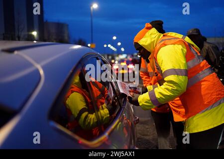 Les membres du syndicat GMB qui travaillent chez Amazon piquettent devant le site du détaillant en ligne à Coventry, alors qu'ils participent à une grève de trois jours coïncidant avec la Saint-Valentin dans leur différend de longue date sur les salaires. Date de la photo : mardi 13 février 2024. Banque D'Images