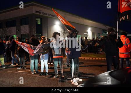 Les membres du syndicat GMB qui travaillent chez Amazon piquettent devant le site du détaillant en ligne à Coventry, alors qu'ils participent à une grève de trois jours coïncidant avec la Saint-Valentin dans leur différend de longue date sur les salaires. Date de la photo : mardi 13 février 2024. Banque D'Images