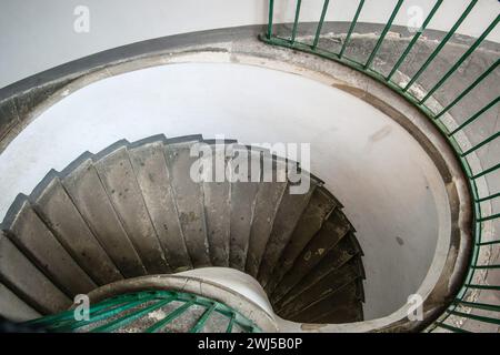 Vue de dessus de l'escalier en colimaçon vintage avec garde-corps vert en métal Banque D'Images