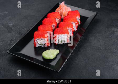 California maki sushi avec masago - rouleau fait de chair de crabe Banque D'Images