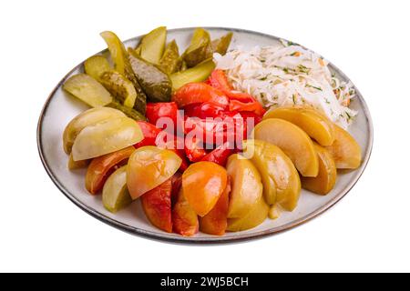 Mélange de cornichons sur une assiette blanche Banque D'Images