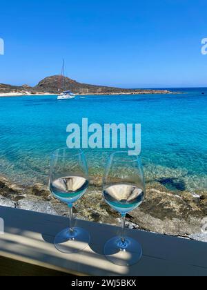 2 verres de vin dans une île grecque Banque D'Images