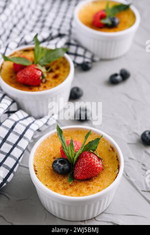 Tasse de crème brûlée avec bouchon de dessert et menthe laisser avec des baies Banque D'Images