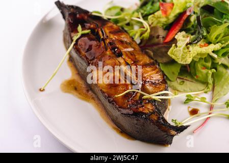 Saumon poêlé dans une sauce teriyaki sur une assiette Banque D'Images