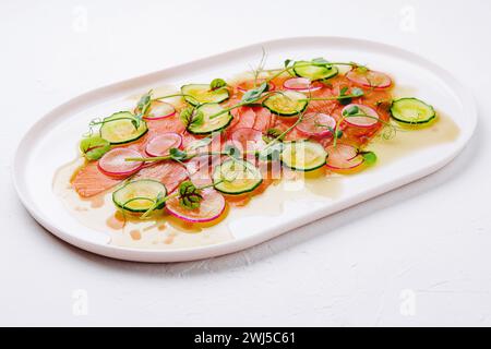 Buffet de tranches de saumon mariné avec radis et concombre Banque D'Images