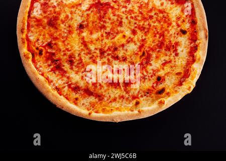 Pizza margarita vue de dessus sur noir Banque D'Images
