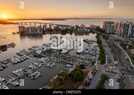 Sarasota, ville de Floride au centre-ville au coucher du soleil avec des bâtiments de grande hauteur en bord de baie coûteux. Destination de voyage urbain aux États-Unis Banque D'Images