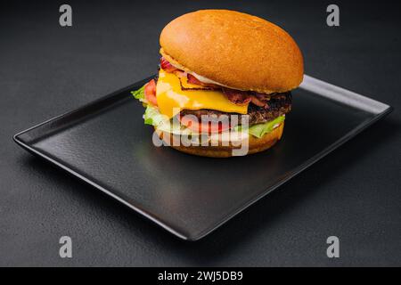 Close up tall tasty burger avec fromage servi sur le bac Banque D'Images