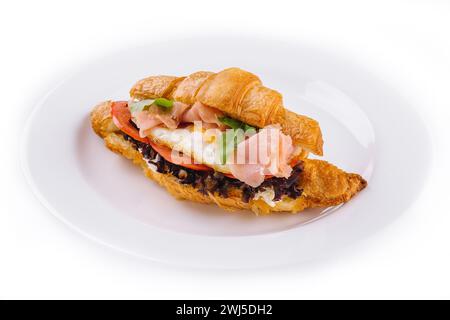 Petit déjeuner avec croissants sandwichs avec oeuf frit et saumon Banque D'Images