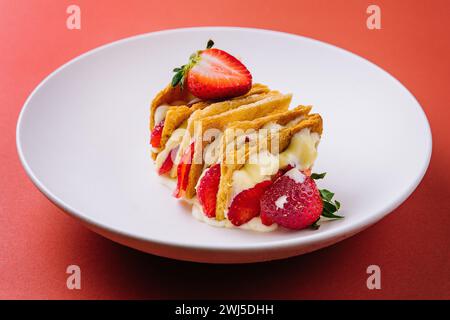 Fraises et crème mille feuilles dessert sur assiette Banque D'Images