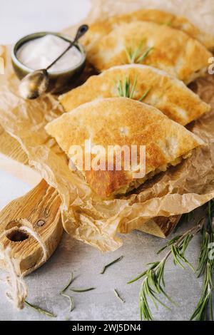 Délicieuses tartes filo avec du poulet, des épinards et de la feta gros plan sur la table Banque D'Images