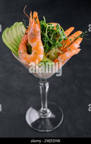 Morceaux de crevettes et d'avocat dans un verre à martini Banque D'Images