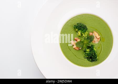 Bol de soupe à la crème de brocoli avec noix Banque D'Images
