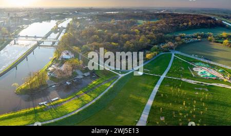 Une vue aérienne d'un pont vers l'île Bolko à Opole, au-dessus de la rivière Oder en Pologne Banque D'Images