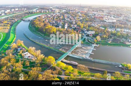 Une vue aérienne d'un pont vers l'île Bolko à Opole, au-dessus de la rivière Oder en Pologne Banque D'Images